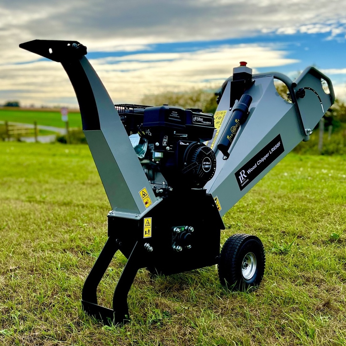 Profesionální nasazení štěpkovače LR Garden LR650F 212cc: Využití a přínosy pro zahradníky